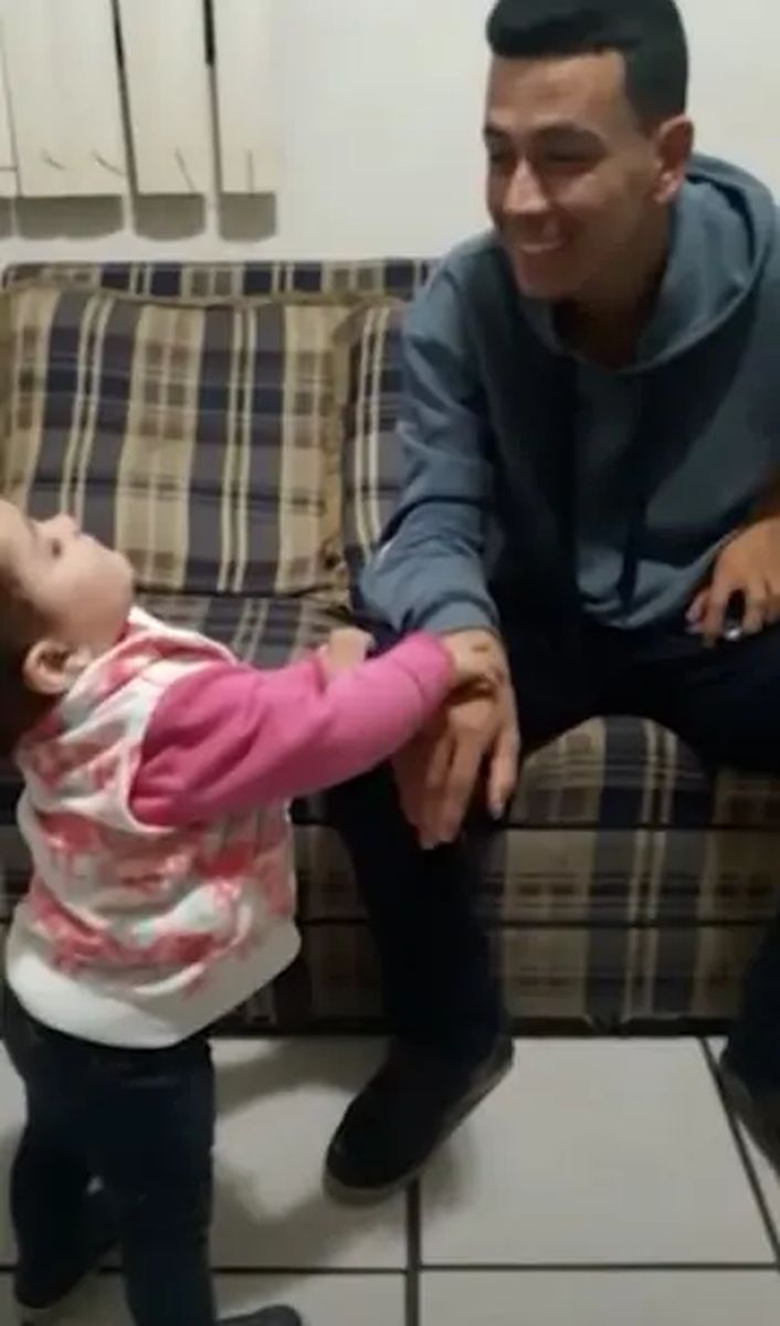 Deaf dad beams with joy when toddler tries to talk like him with sign ...
