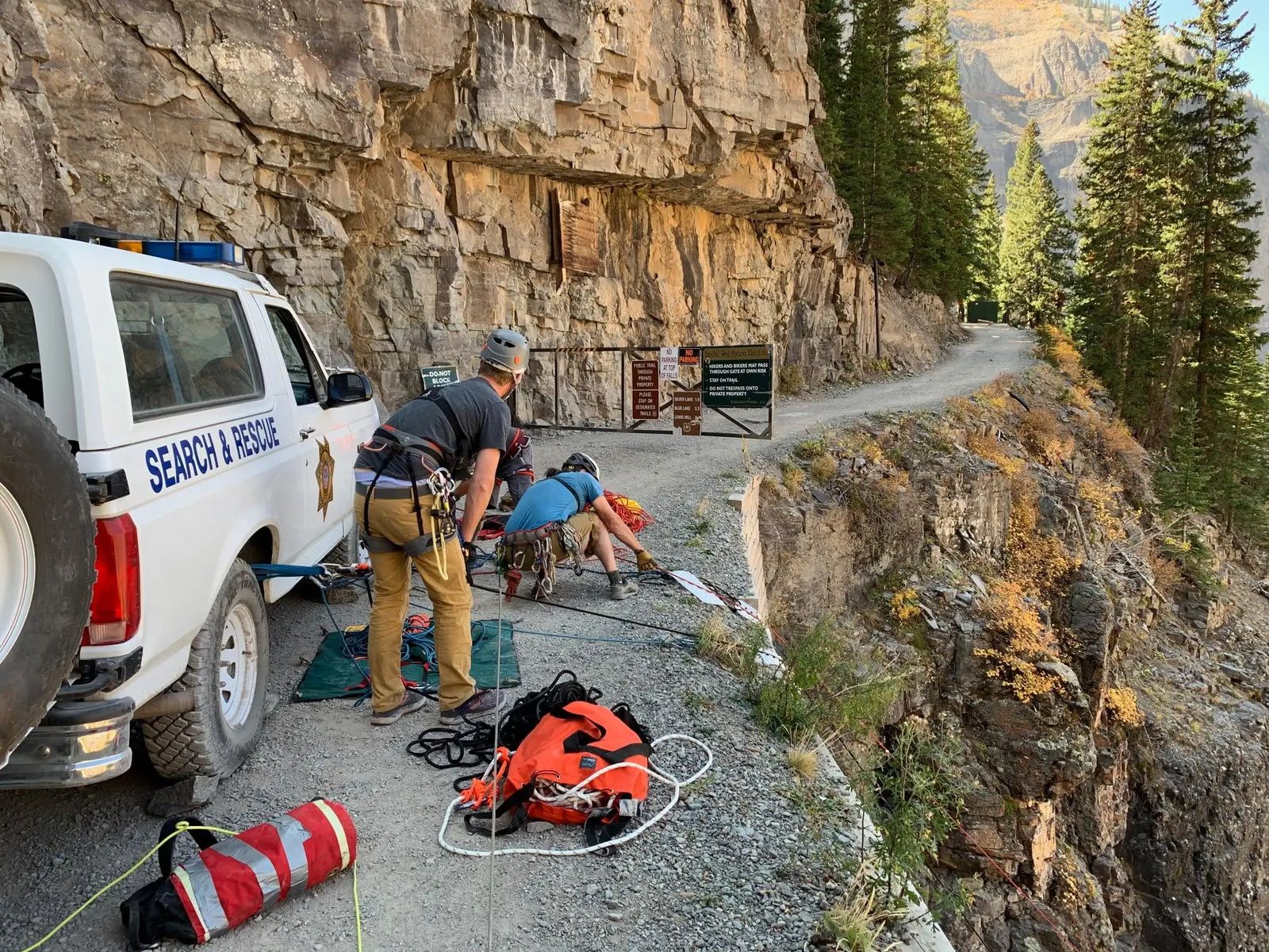 Brave hiker risks her life to save stranded, terrified puppy